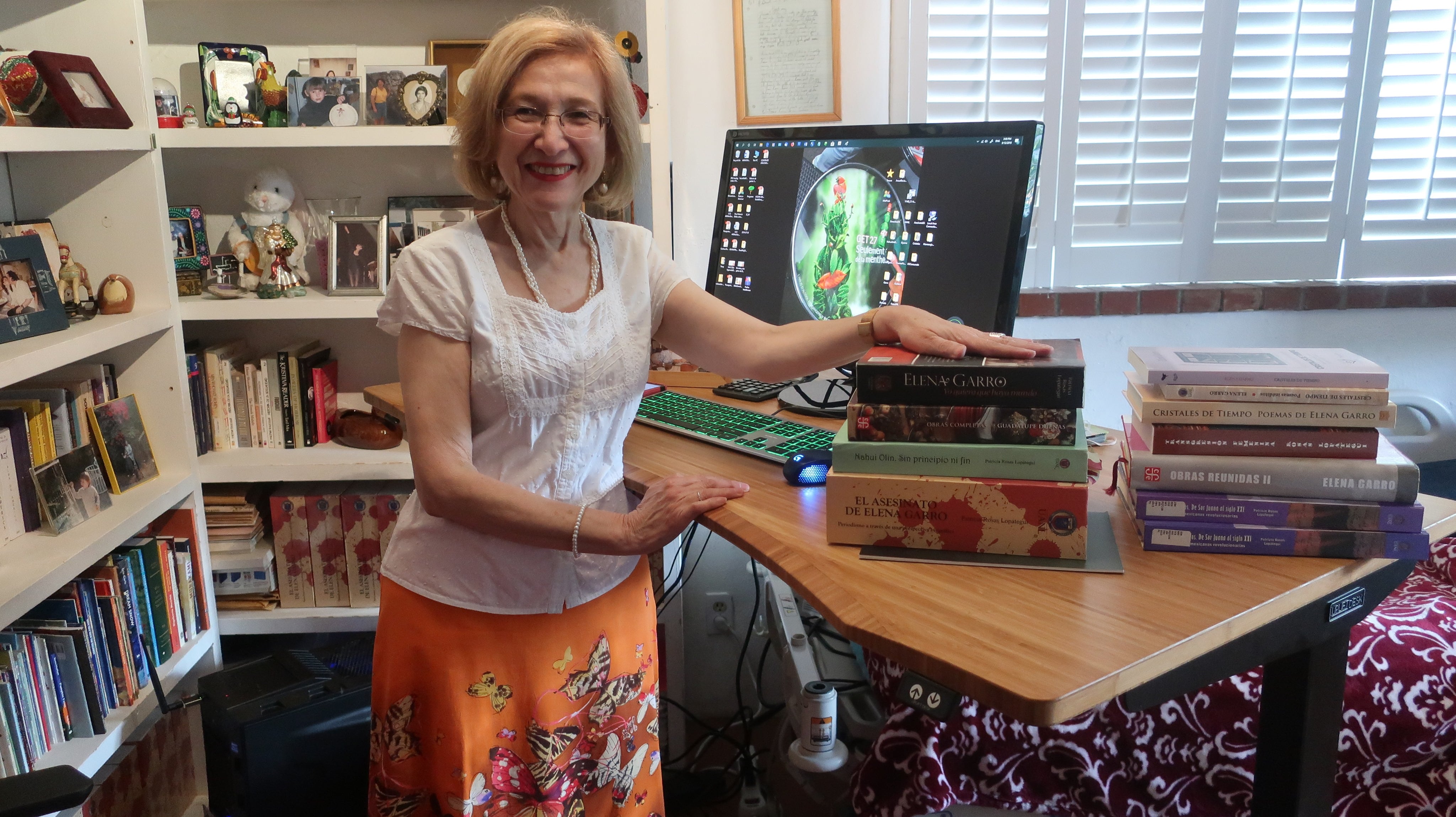La escritora e investigadora Patricia Rosas Lopátegui en su estudio.