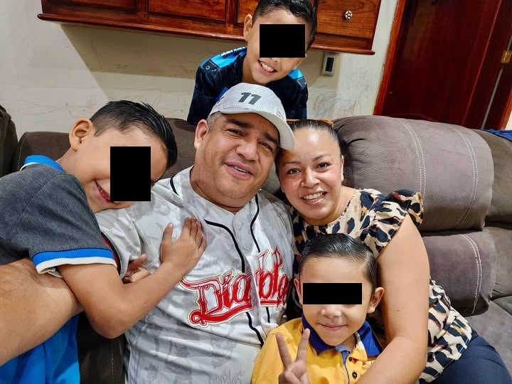 Gildardo Maldonado Guzmán con sus hijos y su esposa.