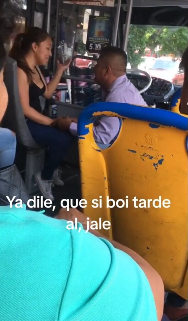 Propuesta de matrimonio en microbús enfurece a TikTok porque presionó a la novia frente a todos