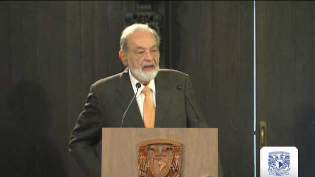 Carlos Slim durante la firma del convenio en la UNAM