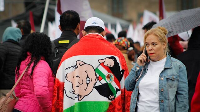 Capitalinos asisten abrigados al Informe de los 100 días de gobierno de Claudia Sheinbaum