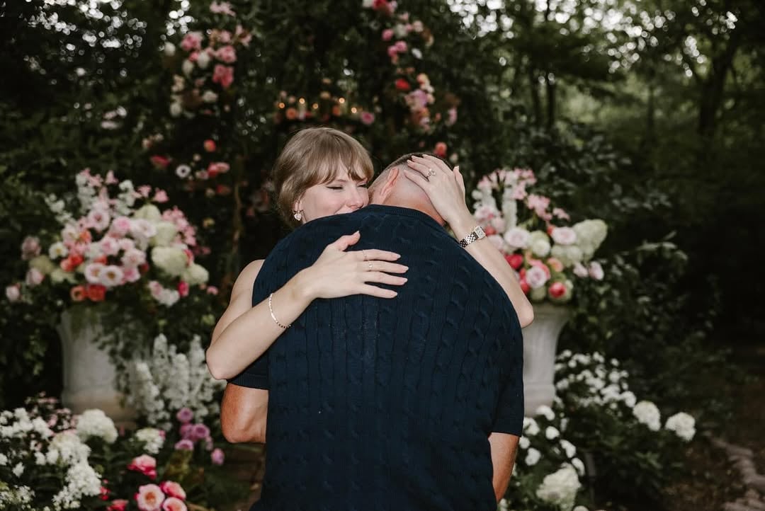 Taylor Swift y Travis Kelce se comprometen.