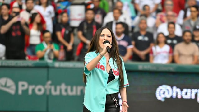 Paty Cantú entonando el Himno Nacional en juego de béisbol