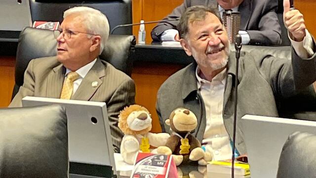 Gerardo Fernández Noroña es acompañado por un chango y un león