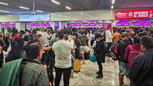 Desde ayer por la noche, los pasillos del Aeropuerto de Guadalajara lucían abarrotados de pasajeros que no pudieron salir.