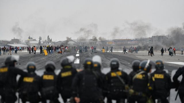 Crisis política en Perú manifestantes toman aeropuerto de Arequipa