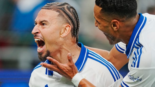 Lo nunca visto: Padre e hijo marcaron su primer gol en Champions el mismo día.