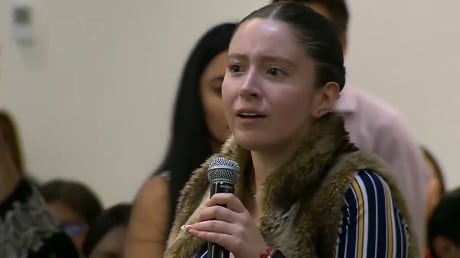 Estudiante que confrontó a Noroña aclara que nunca mandó a lavar los trastes a Lilly Téllez