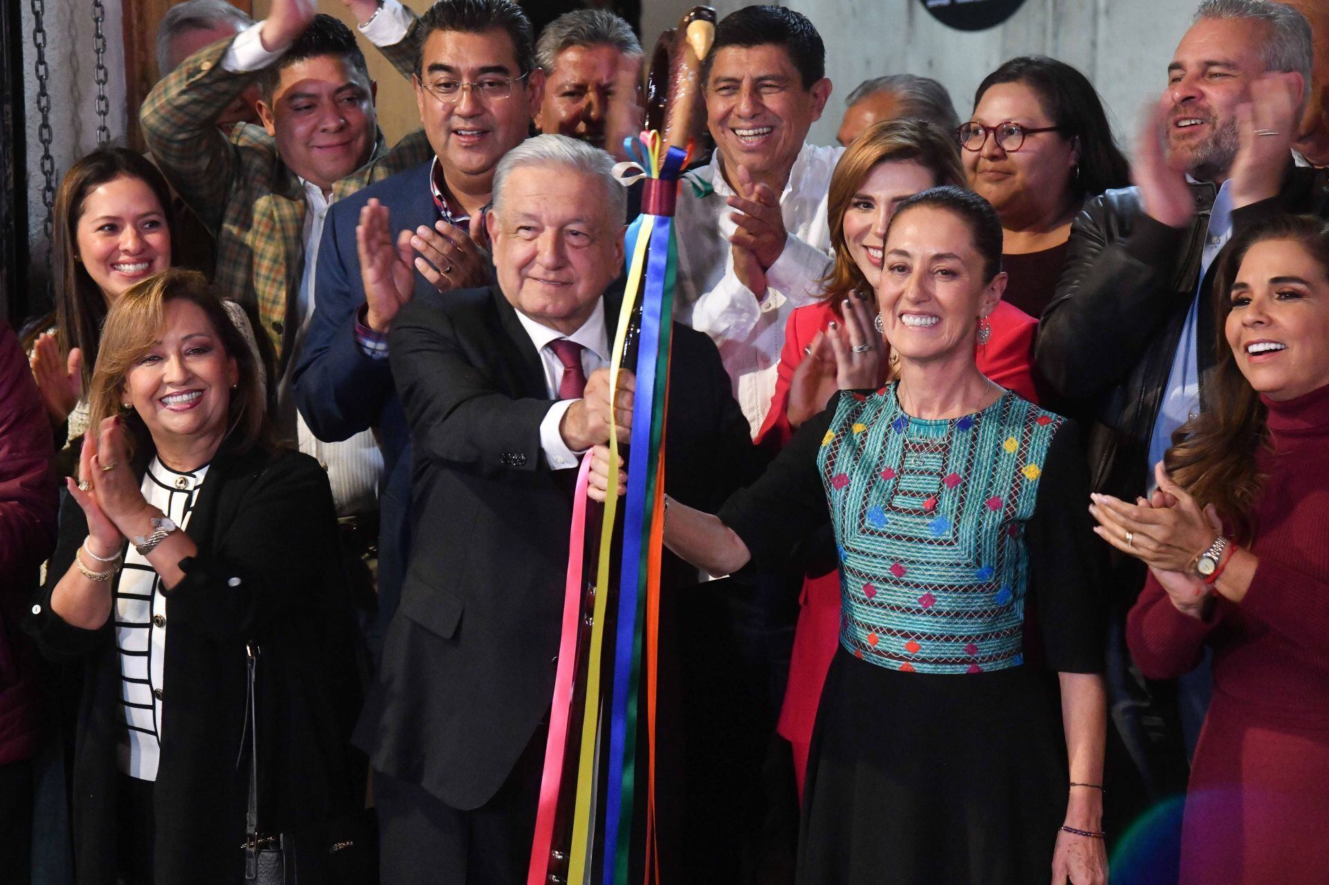 Andrés Manuel López Obrador, realizó la entrega del bastón de mando a Claudia Sheinbaum