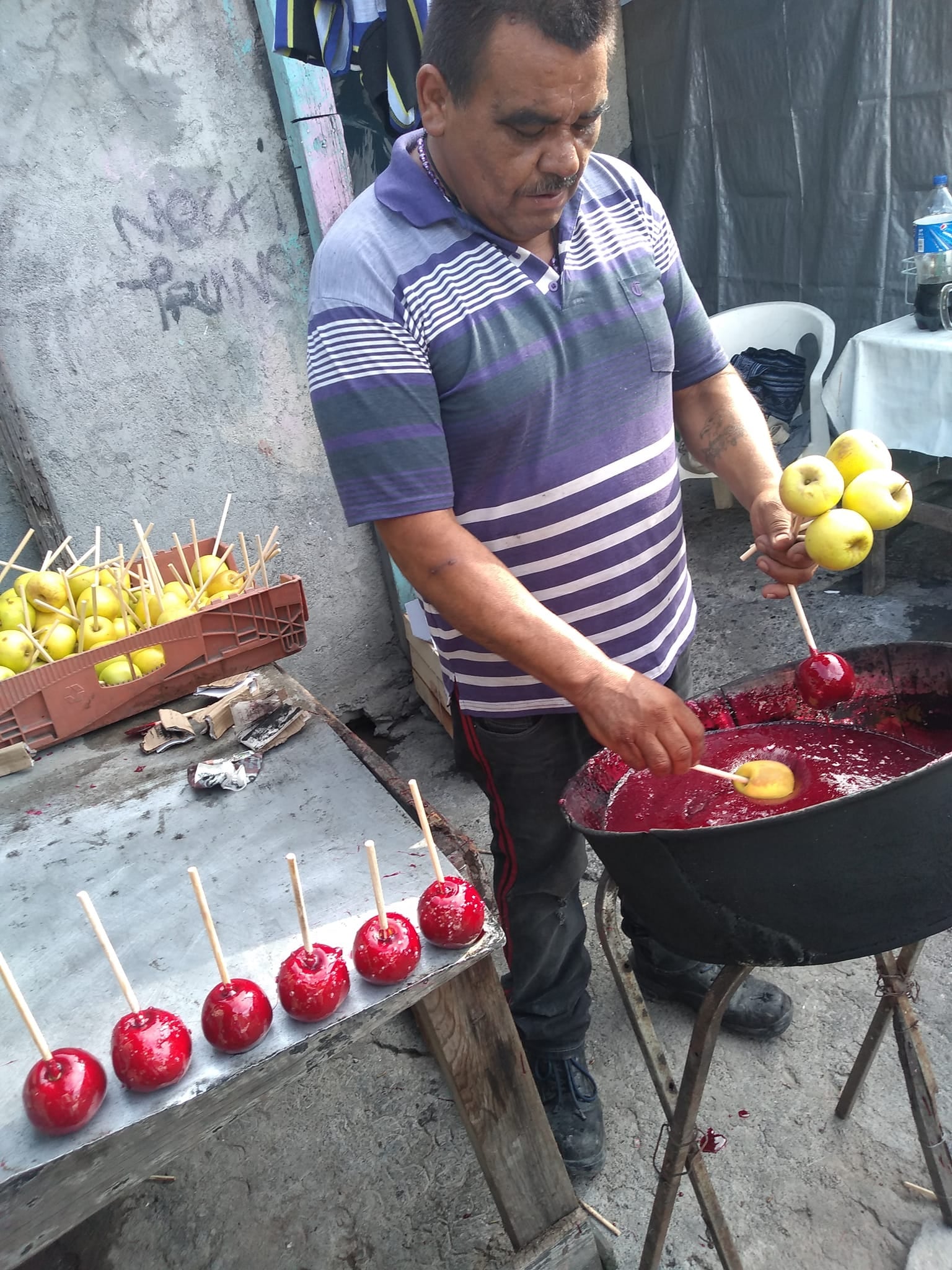 Prepara 1500 manzanas con caramelo, le cancelan el pedido y las redes se las compran