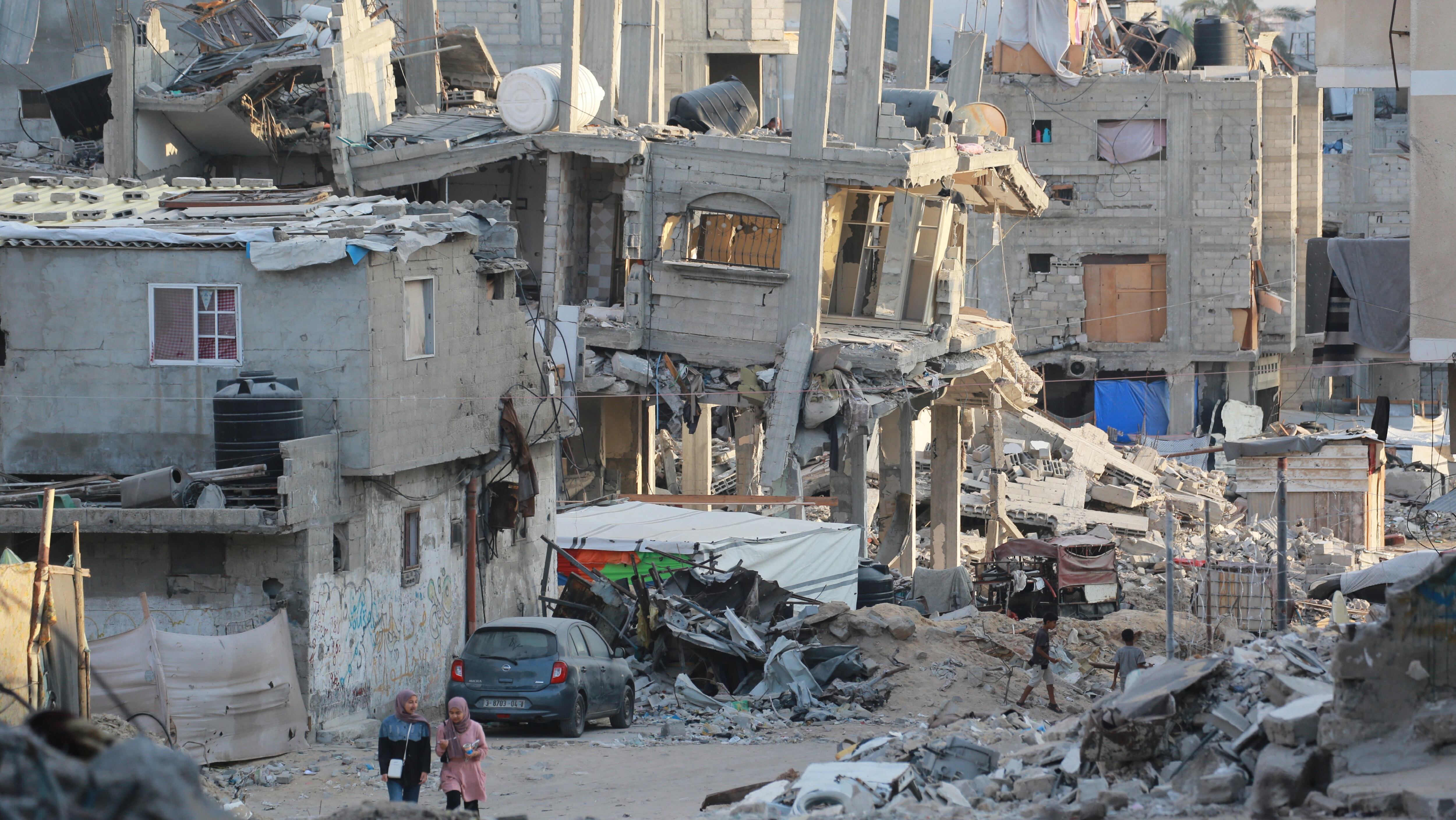 Edificios destrozados por bombardeos israelíes en Jan Yunis