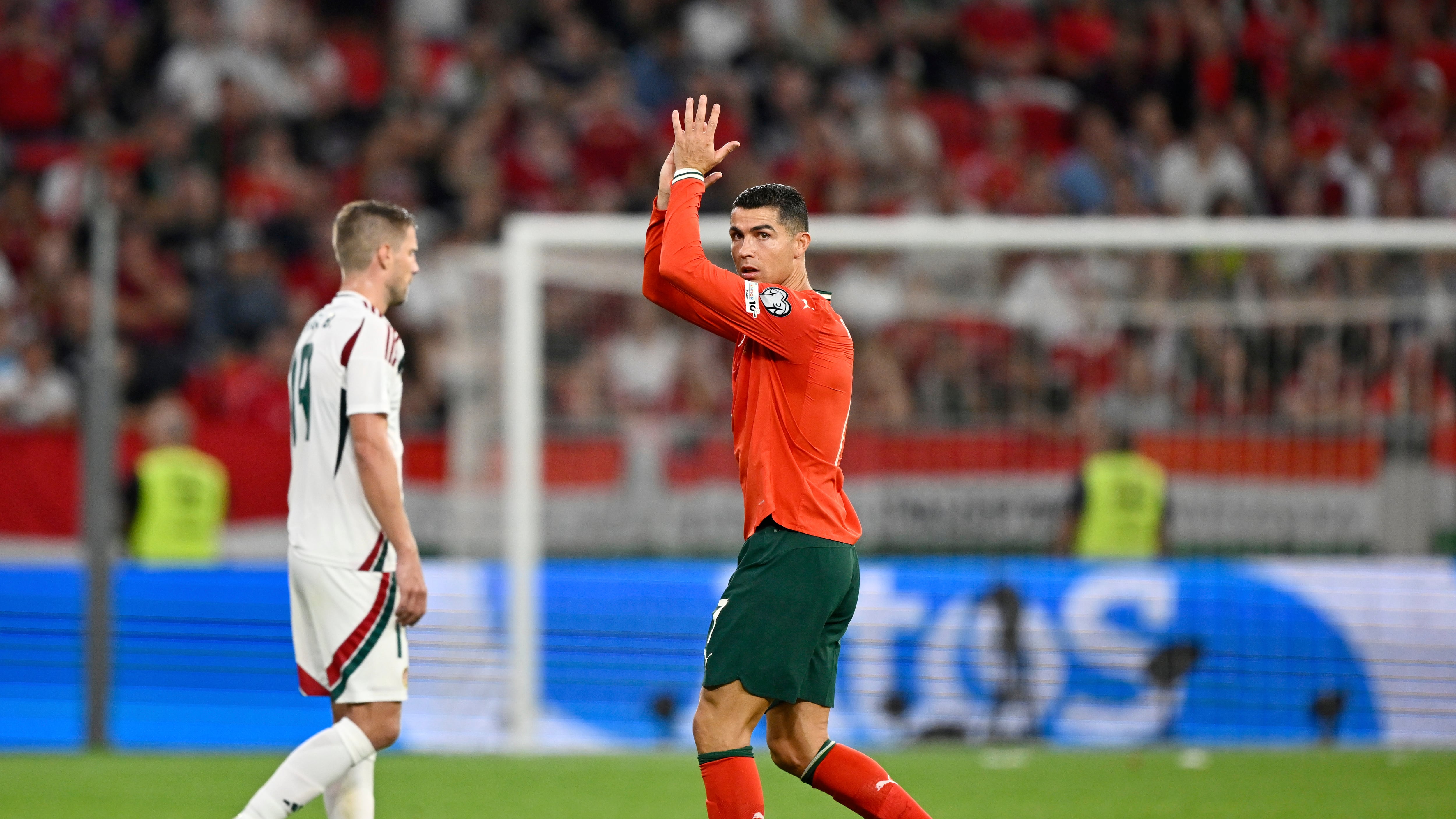 Gesto de crack: Cristiano Ronaldo pidió disculpas a fans húngaros por desmedido festejo de Joao Cancelo