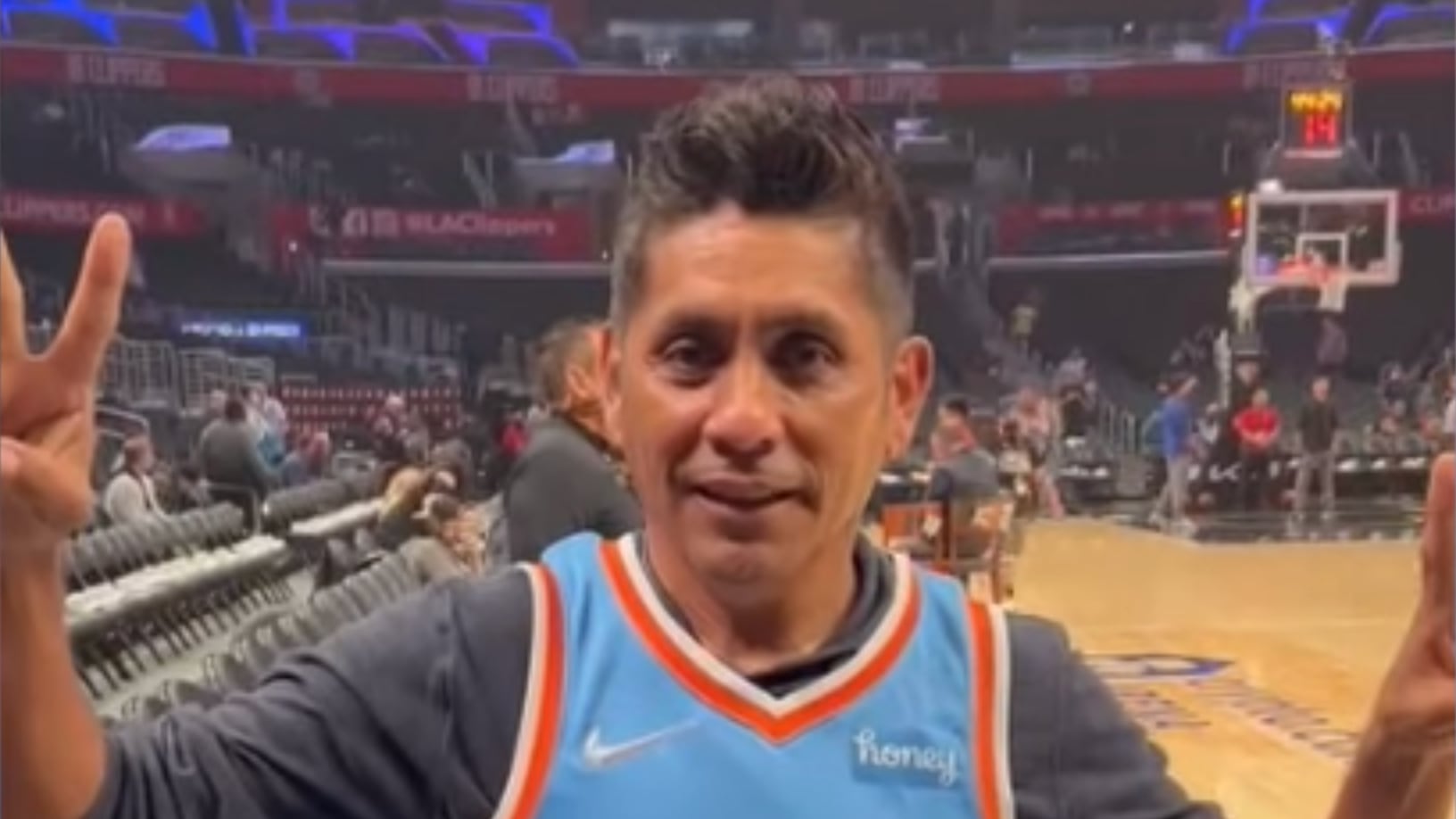 Jorge Campos recibe reconocimiento de Los Angeles Clippers de la NBA
