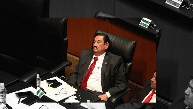 Ángel Salvador Ceseña, senador por el PRI, durmiendo mientras se discute la reforma política del DF.