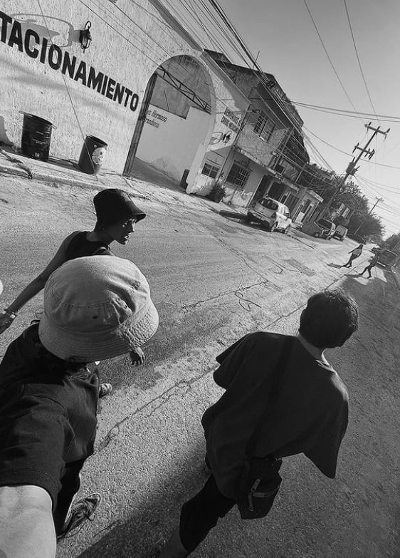 Benjamín Gamond y sus amigos durante vacaciones en México