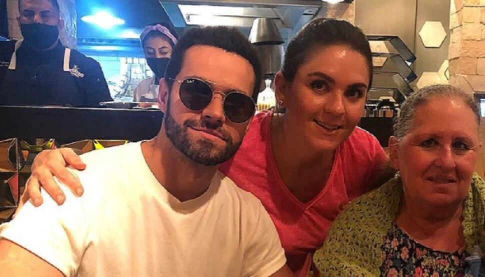 Eleazar y Zoraida Gómez con su mamá