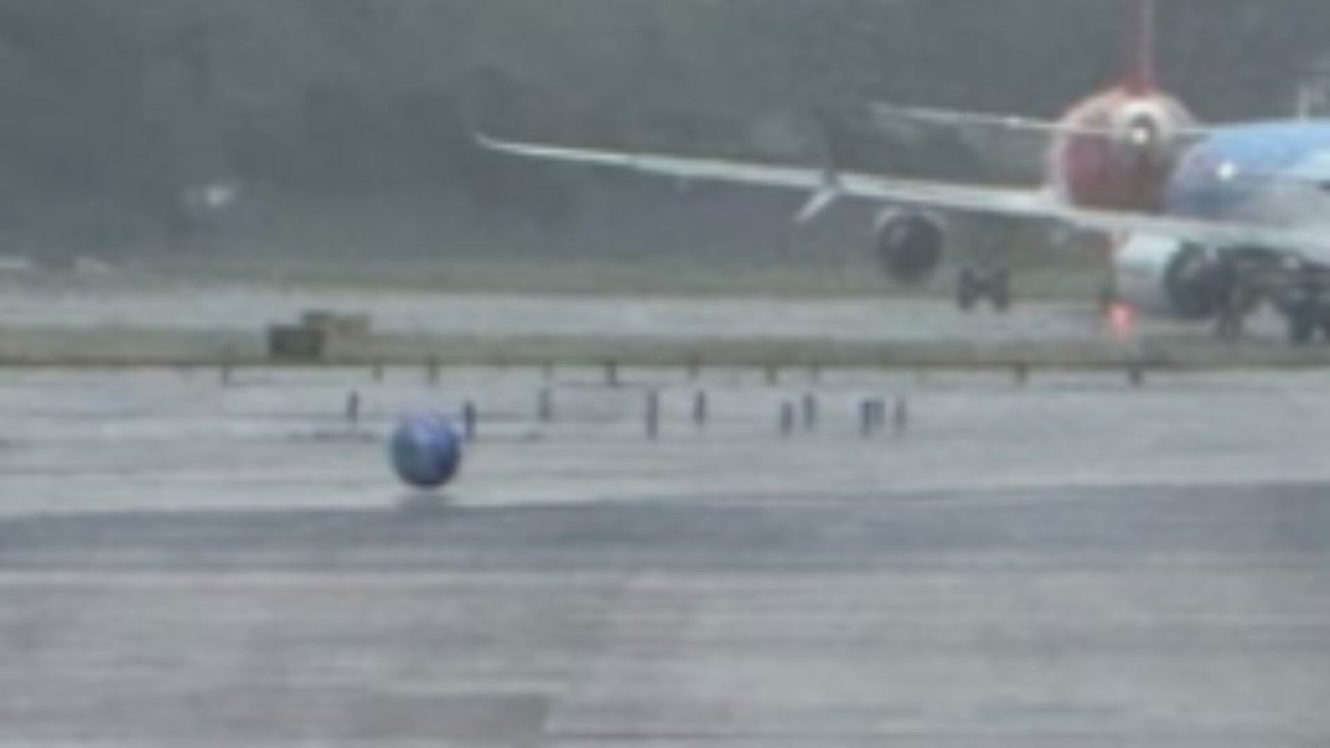 OVNI aterriza en aeropuerto de Reino Unido y el video fue compartido por Jaime Maussan