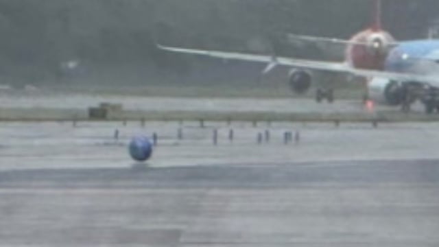 OVNI aterriza en aeropuerto de Reino Unido y el video fue compartido por Jaime Maussan