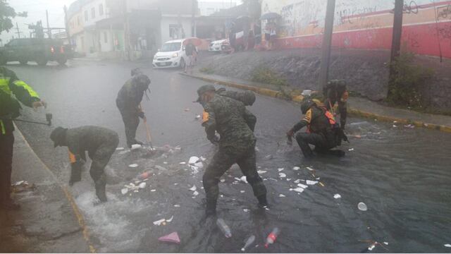 Elementos de la Sedena laboran en calles de Reynosa tras el paso de 'Hanna'.