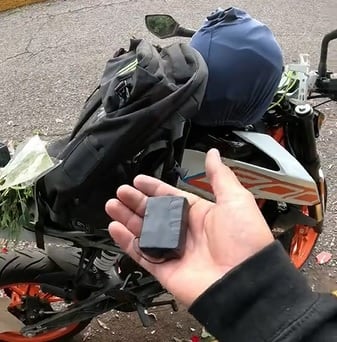 Paquete le explota a repartidor en moto.