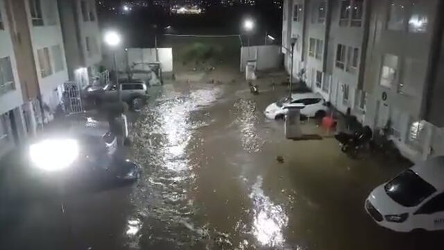 Canal de aguas negras inunda fraccionamiento de Los Héroes 2 en Chalco