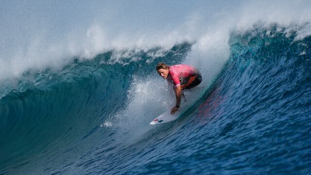 Alan Cleland en el repechaje del surf en los Juegos Olímpicos París 2024.