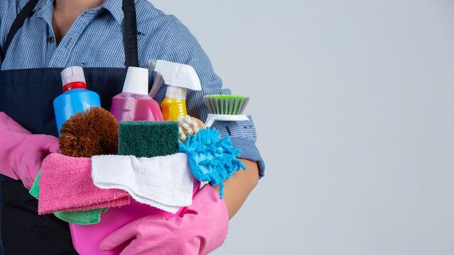 Mujer con productos de limpieza