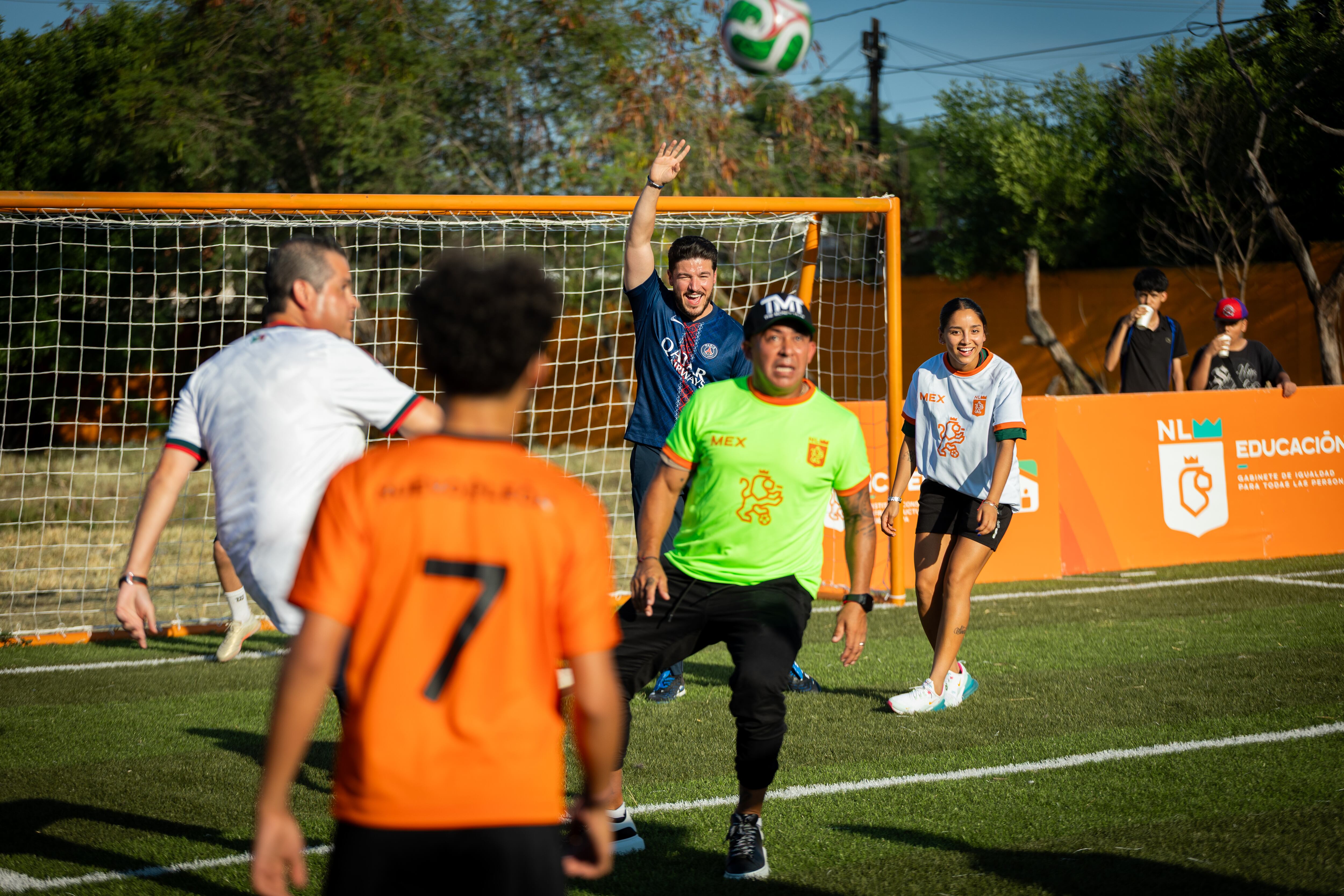 Futbolistas y exfutbolistas de Rayados encabezaron una cascarita junto al Gobernador y el equipo de fútbol ganador del torneo Mundialito escolar.