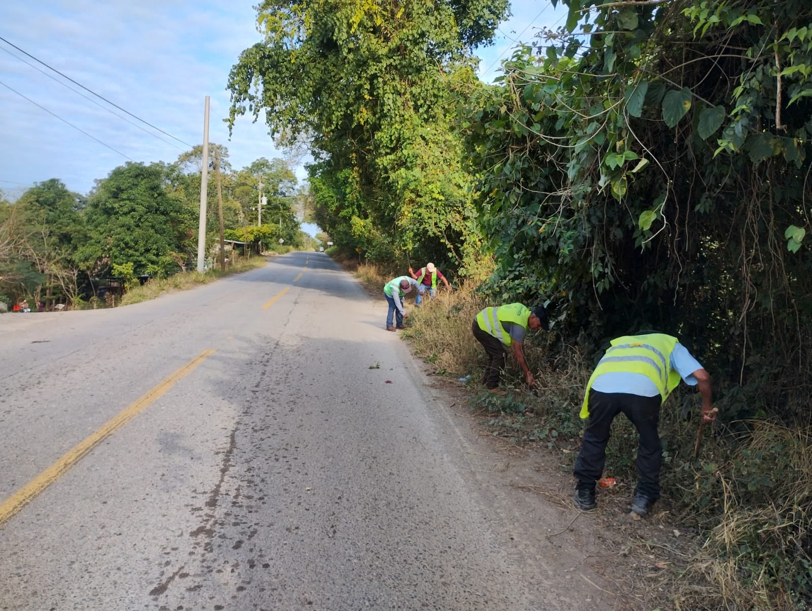 Ricardo Gallardo activa programa de mejora en caminos turísticos de SLP.