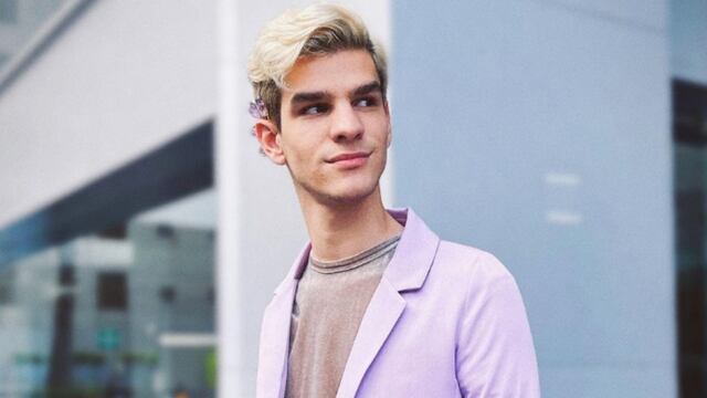 Nelson ya se encuentra con el auto que le regalaron de La Academia y así lo presume