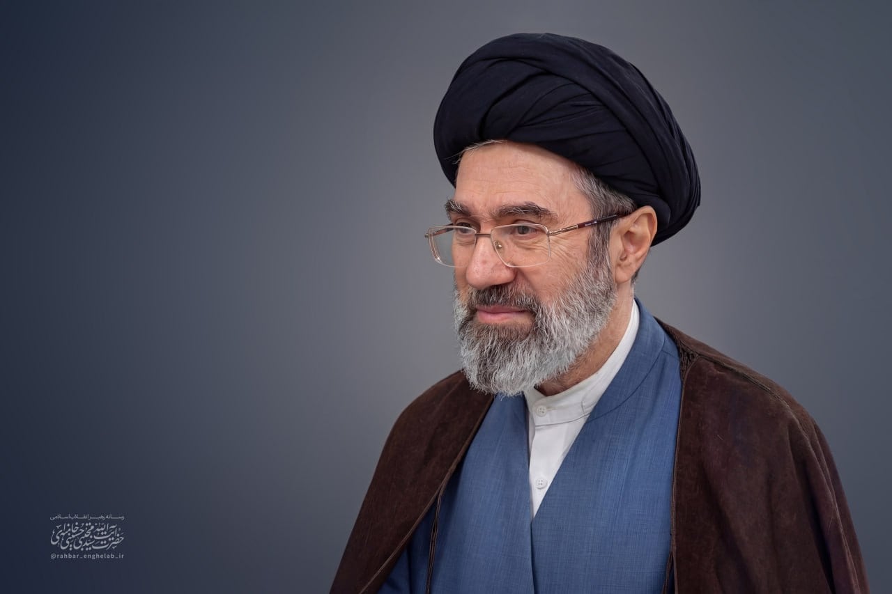 Fotografías del ayatolá Seyyed Mojtaba Hosseini Khamenei, Líder Supremo de la Revolución Islámica.