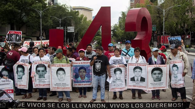 Protesta por los 43 normalistas desaparecidos. Reunión de familiares con AMLO.