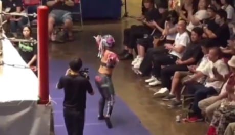 Luchadora japonesa entra al ring con música de Valentín Elizalde
