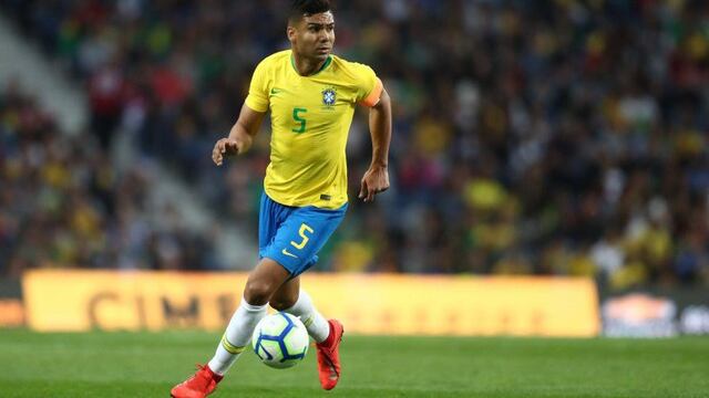 Casemiro en un duelo de Brasil