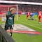 Captan polémica reacción de Cade Cowell tras ridícula falla de Chicharito; podría afectar el vestidor