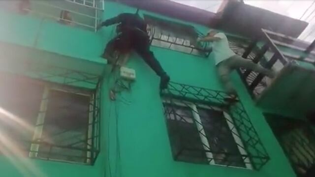 El policía rescató al menor de edad.