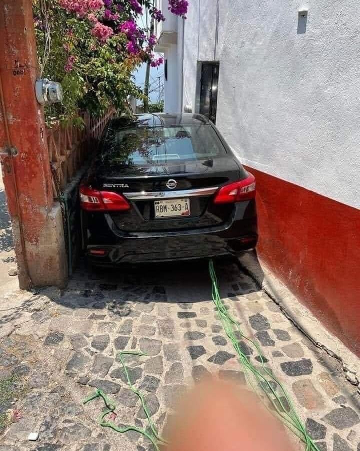 Auto atorado en callejón de Taxco, Guerrero