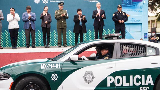 Autoridades durante presentación de nuevas patrullas en CDMX.
