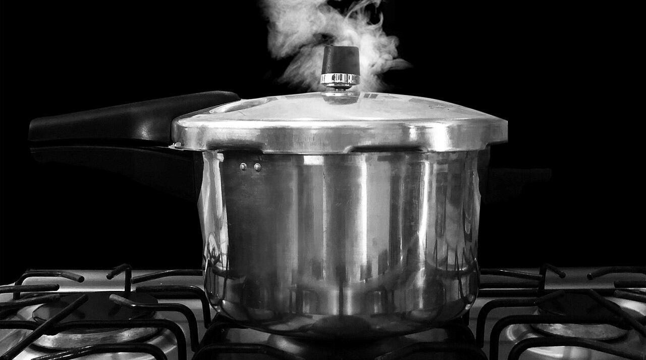 Descubre infidelidad de su esposo y le revienta una olla exprés en la cabeza