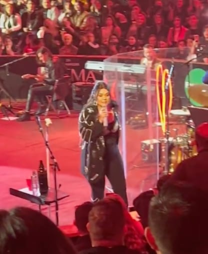 fanática le quitó el micrófono a Yuridia