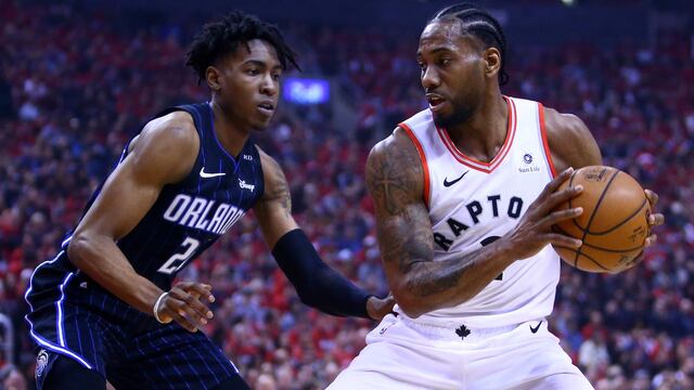 Kawhi Leonard registró 37 unidades ante Orlando