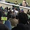 Captan a fan del Club Santos Laguna viendo partido de la NFL en su smartphone