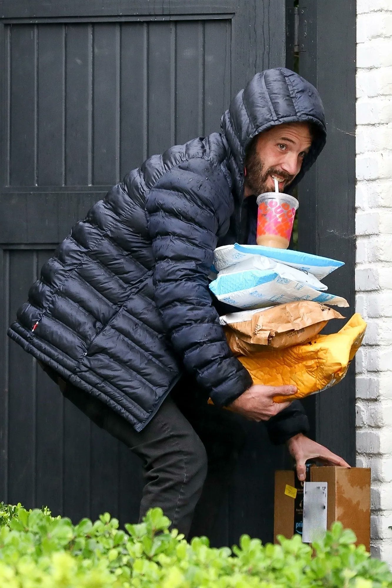 Ben Affleck es visto atendiendo un Dunkin’ Donuts