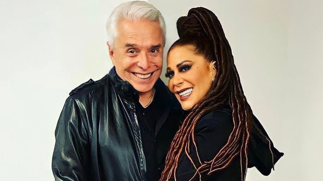 Alejandra Guzmán besó en la boca a su papá, Enrique Guzmán, entre el alboroto de su concierto