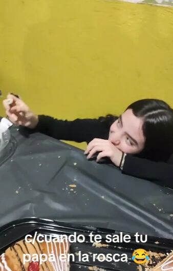 Le sale mono en la Rosca de Reyes idéntico a su papá