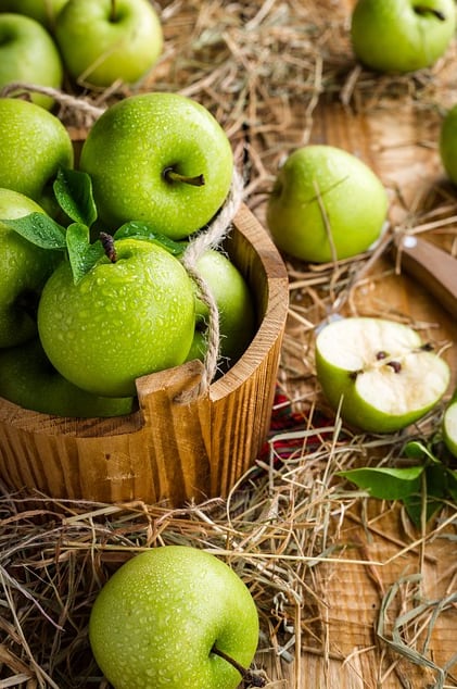 Cortar manzanas para recibir el Año Nuevo Chino