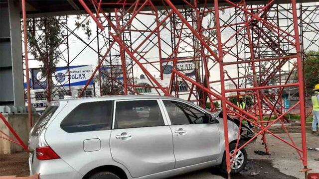 Camioneta se impacta contra andamios