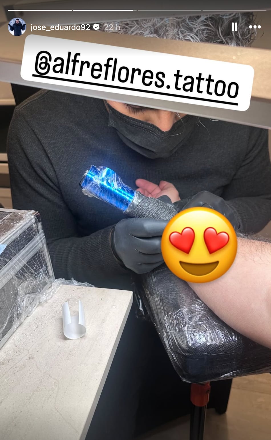 ¿José Eduardo Derbez se tatúo el rostro de su hija Tessa?