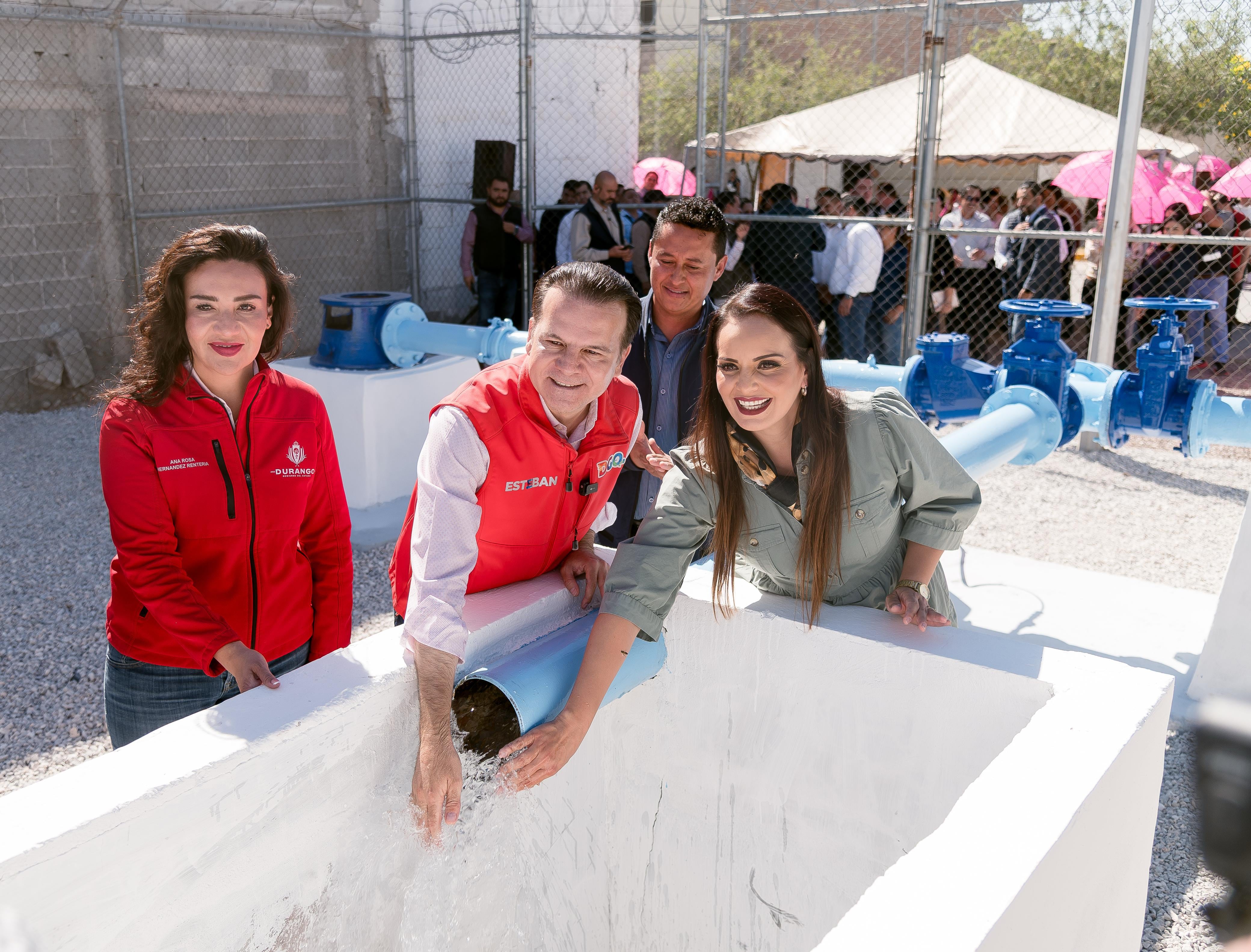 Esteban Villegas y Susy Torrecillas rehabilitan pozo en Lerdo y aseguran agua para 4,500 habitantes.