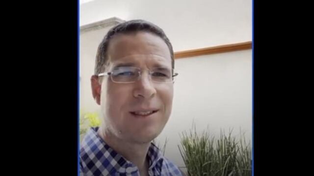 Ricardo Anaya se burla de AMLO; le permite una caguama